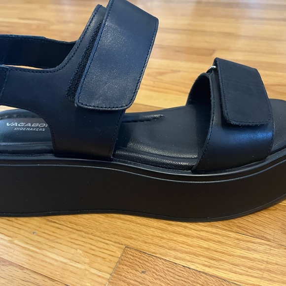 Vagabond Sandals model Courtney - Picture 2 of 5